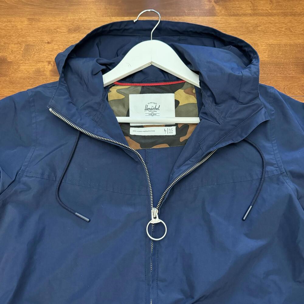 HERSCHEL MEN’S ZIP FRONT LIGHT WEIGHT WINDBREAKER JACKET, NAVY LARGE